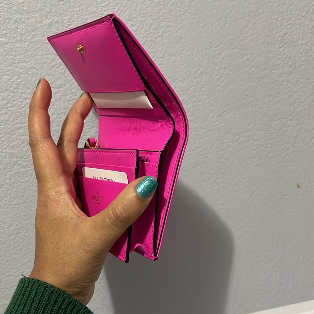 Valentino Fuscia Roman stud Wallet, limited edition. - Picture 7 of 13